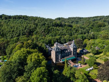 Kuzey Ren-Vestfalya 'daki Ortaçağ Şatosu, günümüzde bir otel olarak hizmet vermektedir..