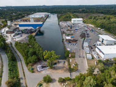 TSR Geri Dönüşüm, Avrupa 'nın çelik hurda ve demir olmayan metaller için önde gelen geri dönüşüm şirketidir. Şirket metal endüstrisi, büyük ölçekli sanayi ve belediyelere hizmet vermektedir. Her yıl, TSR 8.8 milyon ton hurda işliyor.