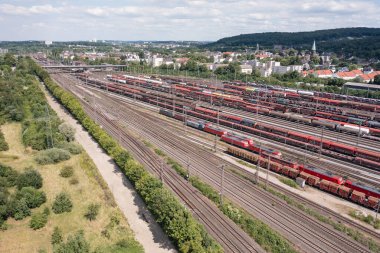 Hagen şehrindeki Marshalling Tersanesi. 1910 'da faaliyete girdi ve bugün Almanya' nın en büyük dokuz tersanesinden biri. Malzeme istasyonu ve tersanesinin kullanışlı uzunluğu 920 metreye kadar olan 40 istikameti var.. 