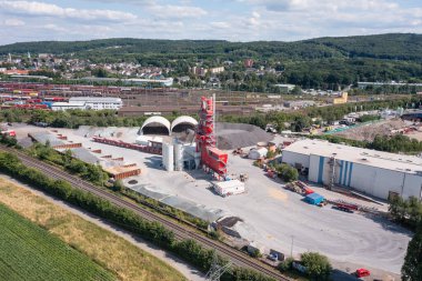 Kuzey Ren-Vestfalya 'da çakıl ve taş ezme tesisi.