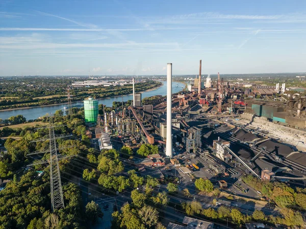 HKM 'nin Metalurjik Bitkisi. Httenwerke Krupp Mannesmann (HKM) Duisburg merkezli çelik üreticisi, çelik fabrikası, iki patlama fırını, bir elektrik santrali ve bir sinter fabrikası işletiyor..