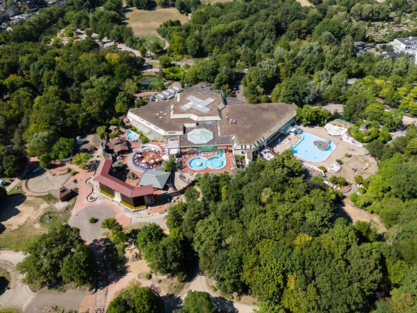 Niederrhein Therme termal banyoları ve saunası olan bir havuz ve yüzme kompleksi. 45 hektarlık bir bölge parkında, oyun alanları ve spor sahalarıyla Duisburg şehrinde yer almaktadır..