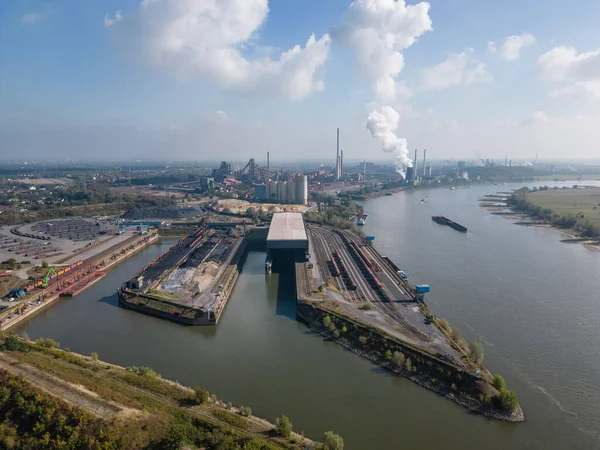Sdhafen Walsum, Nordhafen Walsum ve Werkshafen Schwelgern ile birlikte Ruhr 'un kuzeyindeki üç büyük kömür limanından biridir. Duisburg 'un en kuzeyindeki limanlardan biridir ve ThyssenKrupp' a aittir..