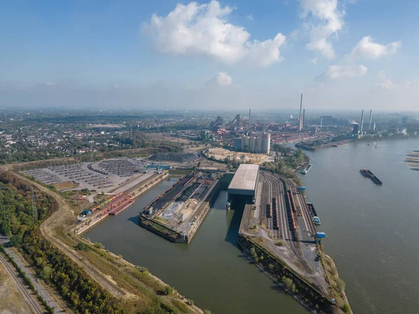 Sdhafen Walsum, Nordhafen Walsum ve Werkshafen Schwelgern ile birlikte Ruhr 'un kuzeyindeki üç büyük kömür limanından biridir. Duisburg 'un en kuzeyindeki limanlardan biridir ve ThyssenKrupp' a aittir..