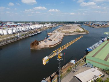 Avrupa iç bölgelerindeki en büyük Trimodal Konteyner Terminali şu anda Duisburg Limanı 'nda inşa ediliyor. Duisburg Gateway Terminali (DGT) için yatırım hacmi yaklaşıyor. 100 milyon euro..