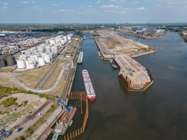 Avrupa iç bölgelerindeki en büyük Trimodal Konteyner Terminali şu anda Duisburg Limanı 'nda inşa ediliyor. Duisburg Gateway Terminali (DGT) için yatırım hacmi yaklaşıyor. 100 milyon euro..