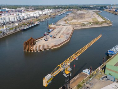 Avrupa iç bölgelerindeki en büyük Trimodal Konteyner Terminali şu anda Duisburg Limanı 'nda inşa ediliyor. Duisburg Gateway Terminali (DGT) için yatırım hacmi yaklaşıyor. 100 milyon euro..