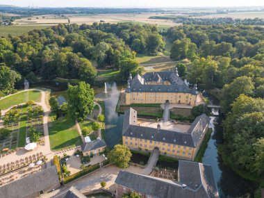Jchen şehrindeki Dyck Şatosu Rhineland 'daki en önemli su kalelerinden biridir. Kompleks bir kale ve hendekle çevrili iki dış kaleden oluşuyor..