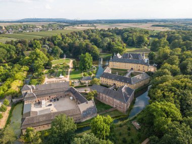 Jchen şehrindeki Dyck Şatosu Rhineland 'daki en önemli su kalelerinden biridir. Kompleks bir kale ve hendekle çevrili iki dış kaleden oluşuyor..