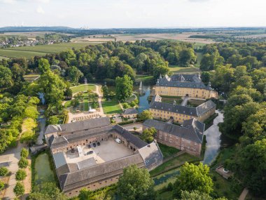 Jchen şehrindeki Dyck Şatosu Rhineland 'daki en önemli su kalelerinden biridir. Kompleks bir kale ve hendekle çevrili iki dış kaleden oluşuyor..