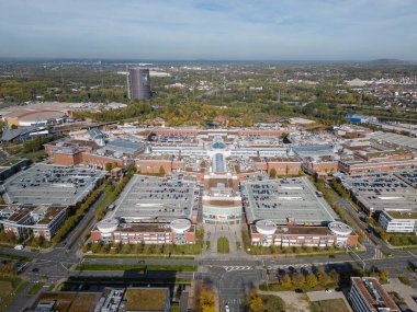 Oberhausen 'deki Westfield Centro 125.000 metrekarelik perakende alanı olan bir alışveriş merkezi. 250 'den fazla perakende satış mağazası ikiden fazla, bazı durumlarda alışveriş merkezinin üç katı. 