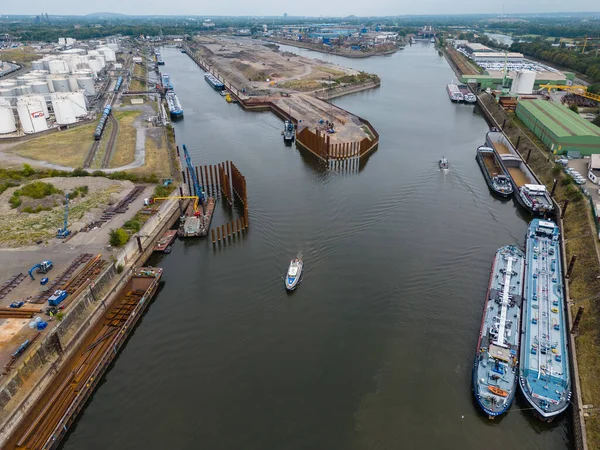 Avrupa iç bölgelerindeki en büyük Trimodal Konteyner Terminali şu anda Duisburg Limanı 'nda inşa ediliyor. Duisburg Gateway Terminali (DGT) için yatırım hacmi yaklaşıyor. 100 milyon euro..