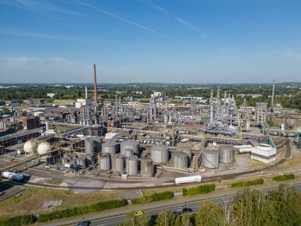 INEOS Solvents Almanya, Kuzey Ren-Vestfalya 'daki Huntsman Corporation ile ortak bir girişimde bir kimya fabrikası işletiyor. Tesisin toplam alanı 38 hektardır..