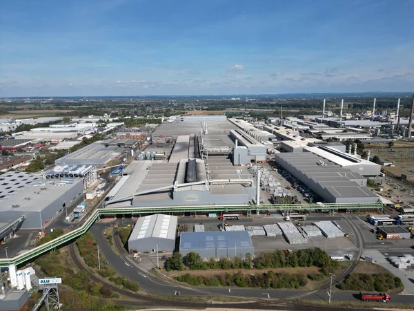 Alüminyum Yuvarlanma ve Döküm Tesisi, Neuss. Çıktı örneğin için kullanılır. basım endüstrisi için içecek kutuları, otomotiv parçaları, alüminyum folyo veya litografik plakalar. 