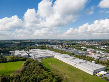 Westfleisch Mezbahası, Oer-Erkenschwick. Westfleisch, Almanya ve Avrupa 'nın önde gelen et pazarlamacılarından biri. Ürünlerinin yaklaşık yüzde 40 'ı dünya çapında 40' tan fazla ülkeye ihraç edilmektedir..