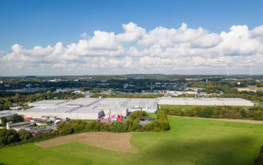 Westfleisch Mezbahası, Oer-Erkenschwick. Westfleisch, Almanya ve Avrupa 'nın önde gelen et pazarlamacılarından biri. Ürünlerinin yaklaşık yüzde 40 'ı dünya çapında 40' tan fazla ülkeye ihraç edilmektedir..