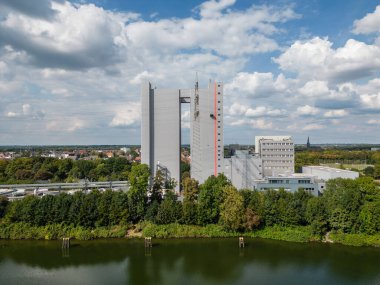 Roland Mills United, Almanya 'da Recklinghausen de dahil olmak üzere dört bölgede un ve mısır fabrikası işletiyor. Değirmenlerde yılda bir milyon tondan fazla buğday, çavdar ve şeker öğütülüyor..