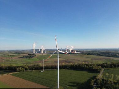 Kuzey Ren-Vestfalya 'da rüzgar türbinleri, arka planda kömürle çalışan elektrik santrali.
