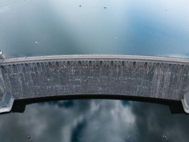 Kuzey Ren-Vestfalya 'daki Moehne barajı 1932' den beri faaliyette. Baraj duvarı 40 metre yüksekliğinde ve 650 metre uzunluğunda. Hidroelektrik santrali 7 MW kapasiteye sahiptir. Baraj yıkıldı ve 2. Dünya Savaşı 'ndaki bombardımandan sonra sel felaketine neden oldu..