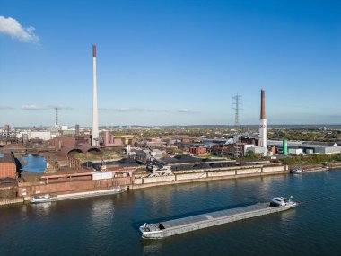 Metal Geri Dönüşüm Tesisi, Kuzey Ren-Vestfalya, yanma tesisi ve patlama fırınlarıyla. Çelik endüstrisinin demir kalıntılarının geri dönüşümü ve demir cevheri ve dökümhane domuzu demirinin kullanımı..