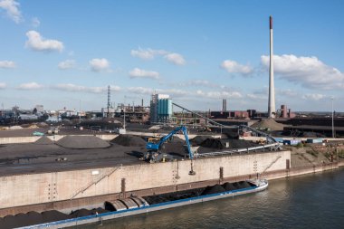 Metal Geri Dönüşüm Tesisi, Kuzey Ren-Vestfalya, yanma tesisi ve patlama fırınlarıyla. Çelik endüstrisinin demir kalıntılarının geri dönüşümü ve demir cevheri ve dökümhane domuzu demirinin kullanımı..