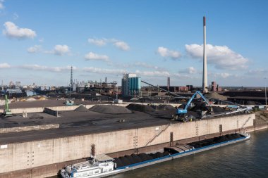Metal Geri Dönüşüm Tesisi, Kuzey Ren-Vestfalya, yanma tesisi ve patlama fırınlarıyla. Çelik endüstrisinin demir kalıntılarının geri dönüşümü ve demir cevheri ve dökümhane domuzu demirinin kullanımı..