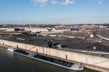Metal Geri Dönüşüm Tesisi, Kuzey Ren-Vestfalya, yanma tesisi ve patlama fırınlarıyla. Çelik endüstrisinin demir kalıntılarının geri dönüşümü ve demir cevheri ve dökümhane domuzu demirinin kullanımı..