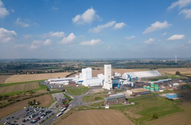 Rheinberg / North Rhine Westphalia 'da tuz madeni. Avrupa 'daki en büyük tuz madeni. Kaya tuzu 700-900 metre derinlikten çıkarılır. Hem kaya tuzu hem de vakum tuzu Avrupa pazarında mayınlanır ve kullanılır..