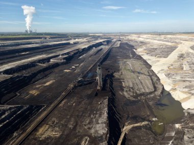 Linyit madeni Inden, Kuzey Ren-Vestfalya. Yıllık üretim miktarı 22 milyon ton linyit, kömür dikişleri 45 metreye kadar çıkıyor. Madencilik kova tekerleği kazıcılarının yardımıyla yapılır..