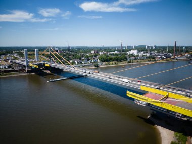 Duisburg, Ren Nehri üzerinde yeni bir otoyol köprüsü inşa ediliyor.