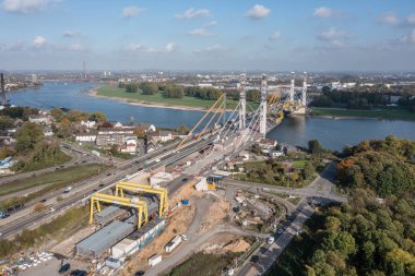 Duisburg, Ren Nehri üzerinde yeni bir otoyol köprüsü inşa ediliyor.