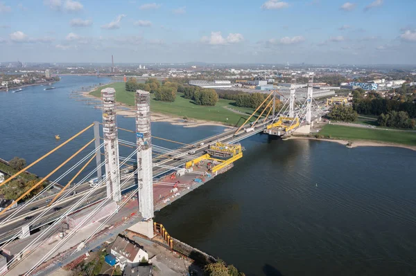 Duisburg, Ren Nehri üzerinde yeni bir otoyol köprüsü inşa ediliyor.