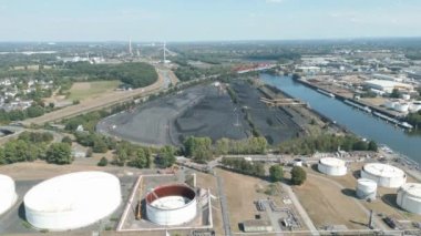 Bottrop, Kuzey Ren-Vestfalya 'daki kömür depolama, yakıt depoları ve petrol tanklarının havadan görüntüsü..
