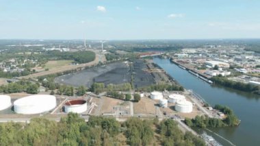 Bottrop, Kuzey Ren-Vestfalya 'daki kömür depolama, yakıt depoları ve petrol tanklarının havadan görüntüsü..