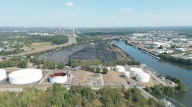 Bottrop, Kuzey Ren-Vestfalya 'daki kömür depolama, yakıt depoları ve petrol tanklarının havadan görüntüsü..