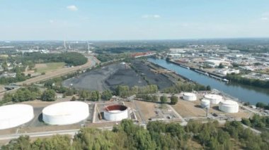 Bottrop, Kuzey Ren-Vestfalya 'daki kömür depolama, yakıt depoları ve petrol tanklarının havadan görüntüsü..
