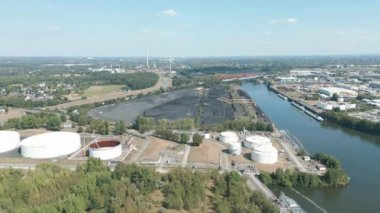 Bottrop, Kuzey Ren-Vestfalya 'daki kömür depolama, yakıt depoları ve petrol tanklarının havadan görüntüsü..