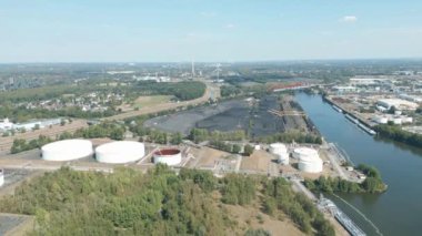 Bottrop, Kuzey Ren-Vestfalya 'daki kömür depolama, yakıt depoları ve petrol tanklarının havadan görüntüsü..