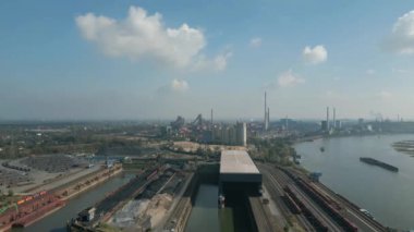 Kuzey Duisburg 'daki kömür limanı, Kuzey Ren-Vestfalya.