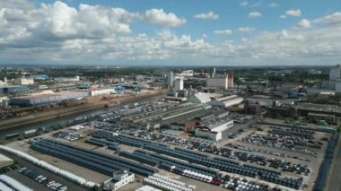 Rhine limanında bir otomobil terminali. Araçlar depolandı, yüklendi, boşaltıldı ve nakliyeye hazırlandı..