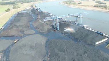 Rheinberg 'deki kömür limanı, Kuzey Ren-Vestfalya. Kömür, tahıl, un ve şeker yapımında da kullanılıyor..