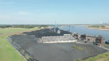 Rheinberg 'deki kömür limanı, Kuzey Ren-Vestfalya. Kömür, tahıl, un ve şeker yapımında da kullanılıyor..