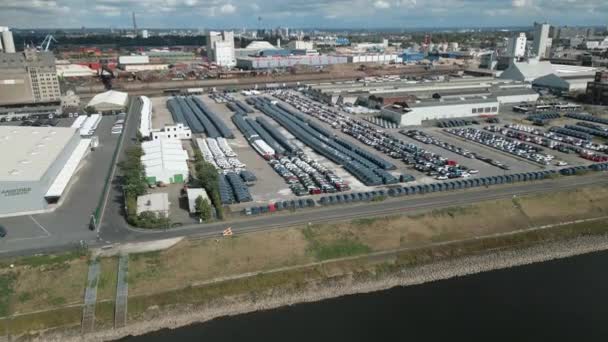 莱茵河上一个港口的汽车终点站 装载和卸下车辆 并准备装运 — 图库视频影像