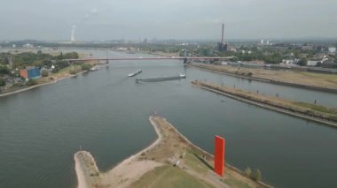 Kuzey Ren-Vestfalya 'da, Ren Nehri' ndeki mavnalar, malları taşırlar..