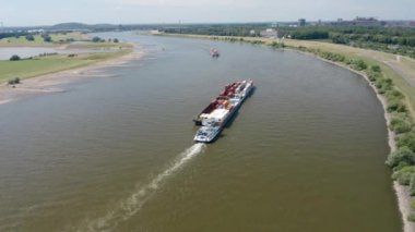 Kuzey Ren-Vestfalya 'da, Ren Nehri' ndeki mavnalar, malları taşırlar..
