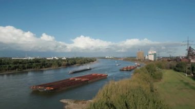 Kuzey Ren-Vestfalya 'da, Ren Nehri' ndeki mavnalar, malları taşırlar..