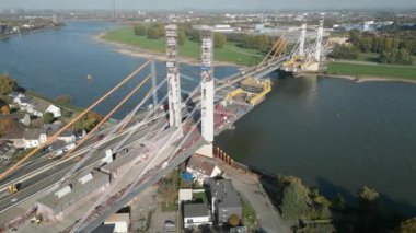 Kuzey Ren-Vestfalya 'da Ren Nehri üzerinde yeni bir otoyol köprüsü inşa ediliyor..