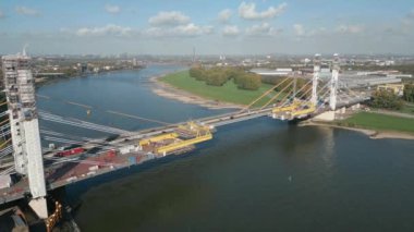 Kuzey Ren-Vestfalya 'da Ren Nehri üzerinde yeni bir otoyol köprüsü inşa ediliyor..