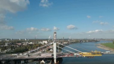 Kuzey Ren-Vestfalya 'da Ren Nehri üzerinde yeni bir otoyol köprüsü inşa ediliyor..