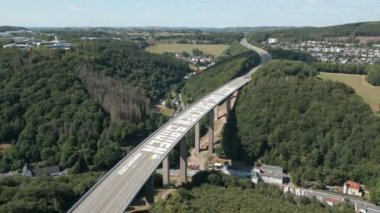 Rahmede viyadük Kuzey Ren-Vestfalya 'da 453 metre uzunluğunda bir köprüdür. Yapı, destek yapısındaki hasar nedeniyle kalıcı olarak kapatıldı ve onarılması mümkün değil. Yıkım / Patlatma 2022 'ye ayarlandı..